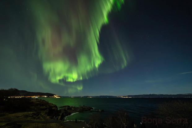 Strong Northern Lights over Korsvika